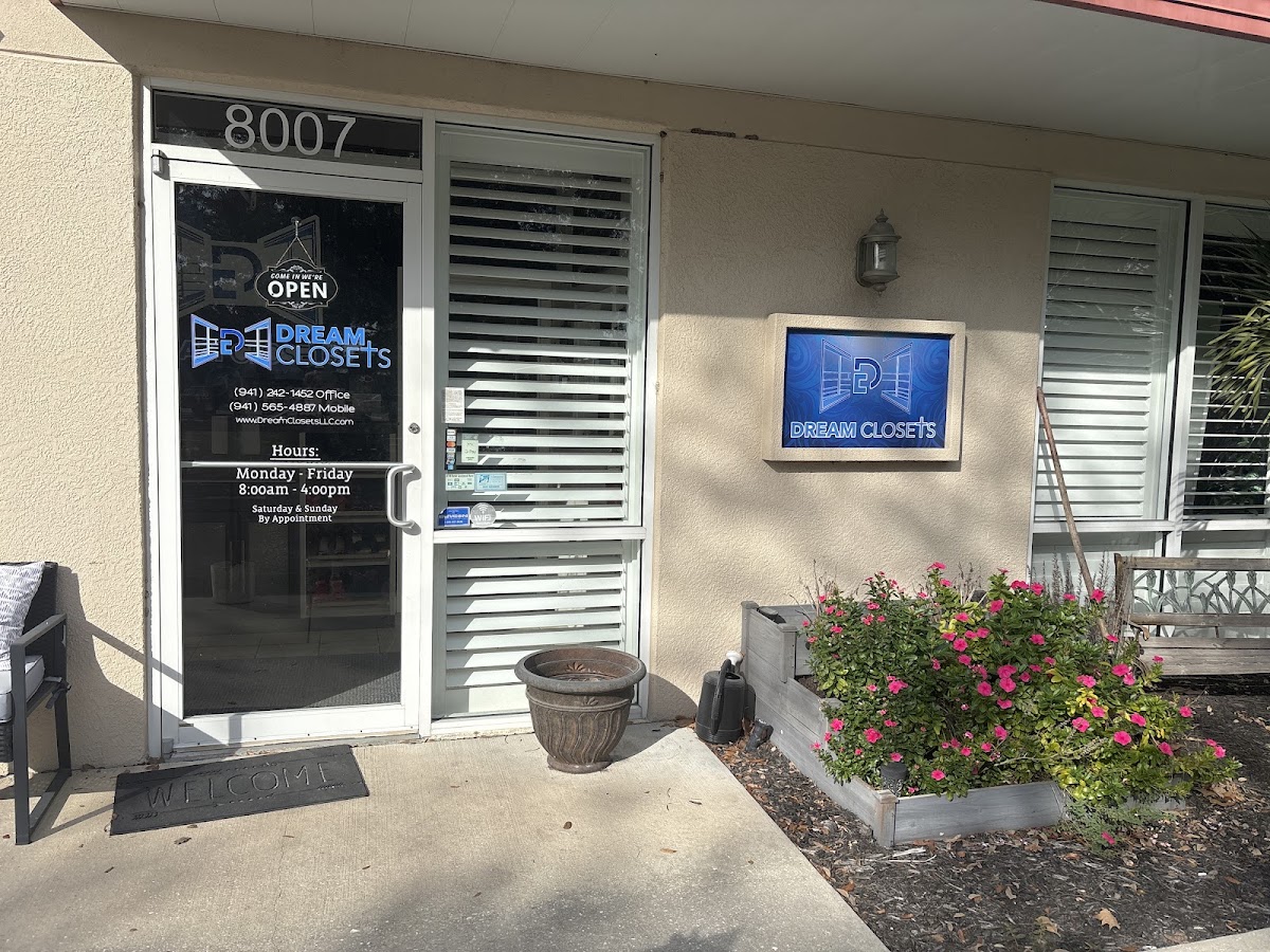 Dream Closets LLC Bradenton showroom featuring custom display closets